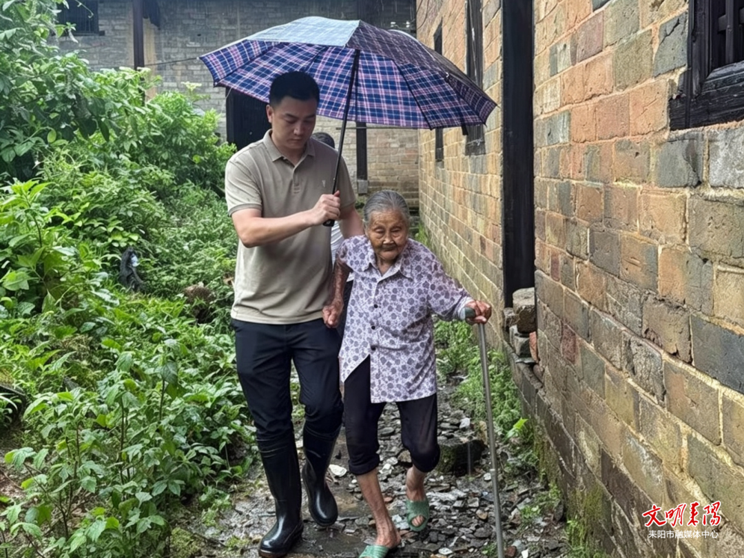 暴雨中的“移”靠：马水镇暖心转移独居老人，筑牢防汛“温情堤坝”