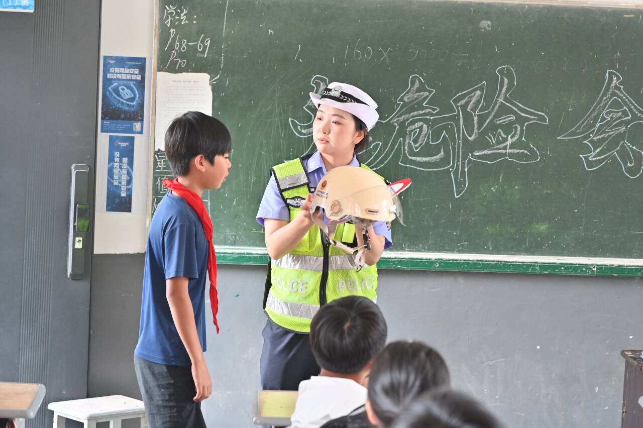 交通安全进校园 守护成长平安路