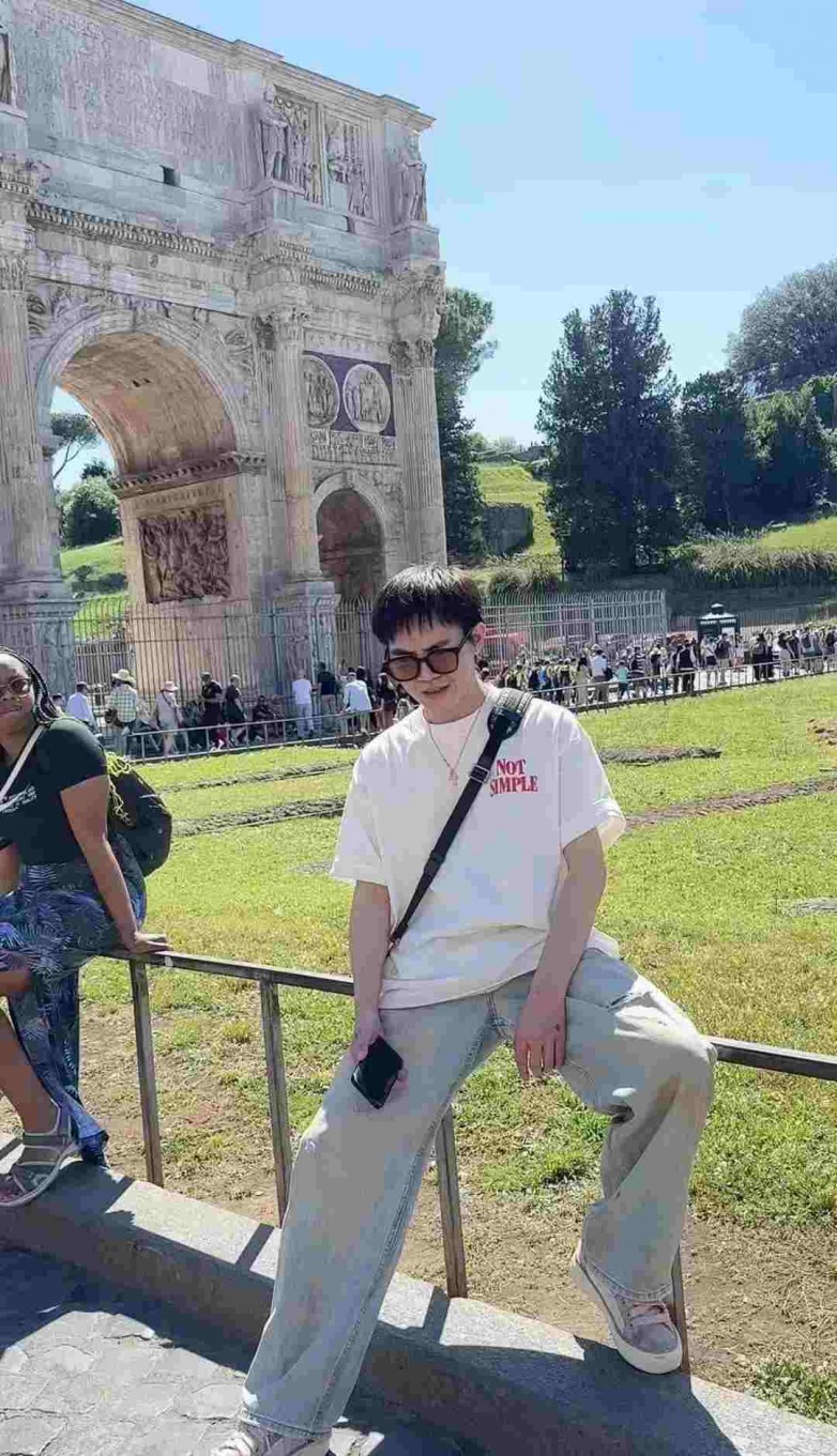 颧骨外扩导致面部轮廓宽大，先确认骨骼结构与软组织比例，再调整发型修饰策略