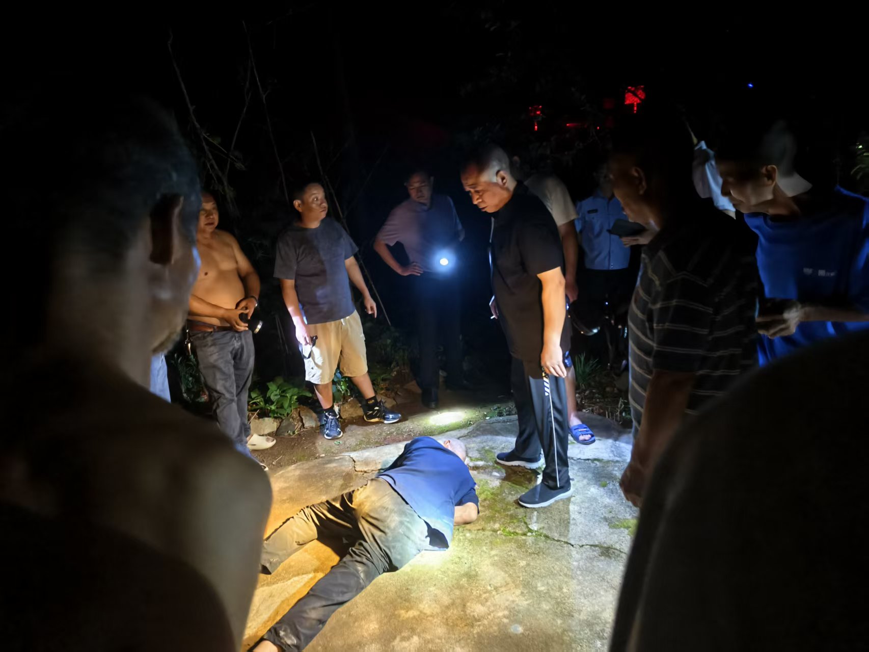 七旬独居老人深夜失联，干群合力三小时上演“生死搜救”！