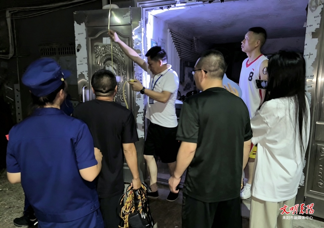 夜间整治不打烊 双线防控护平安 水东江街道开展夜间安全专项整治行动