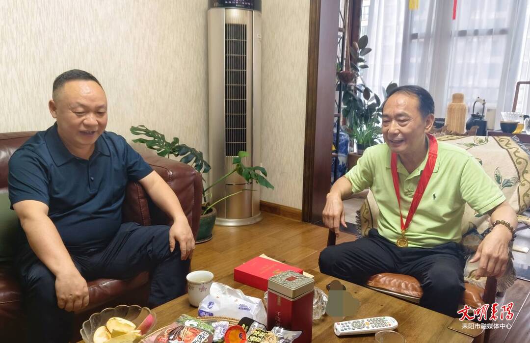 陆冬生“七一”走访慰问老党员