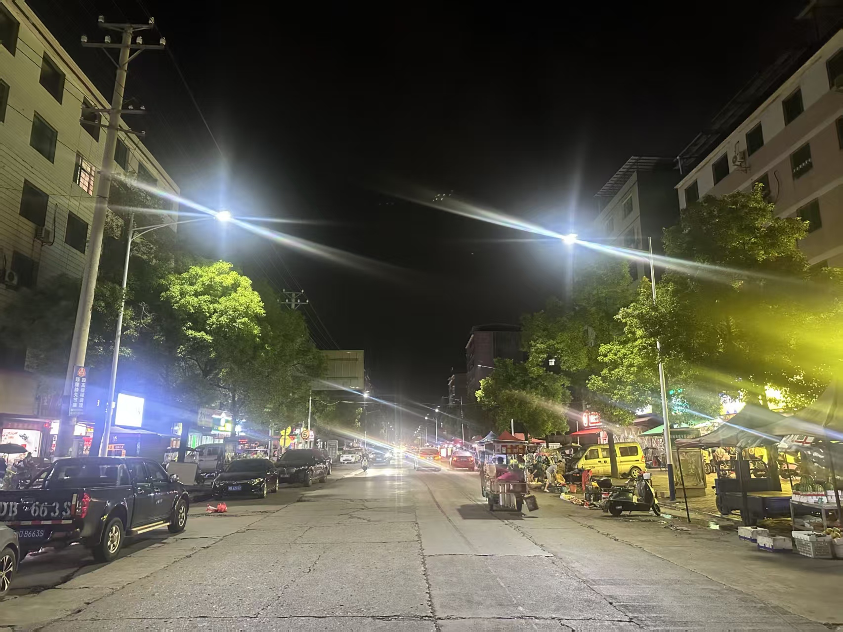 【微建设·人民城市为人民】振兴南路路灯全线亮灯 照亮市民出行路