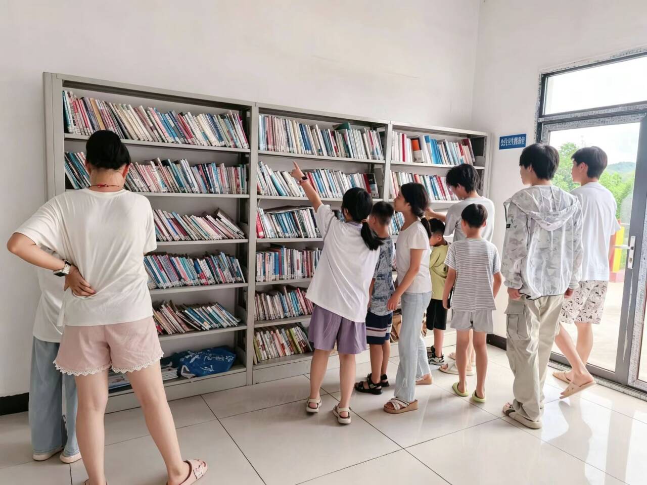 书香伴读护平安 余庆街道进村入社开展暑期关爱行动