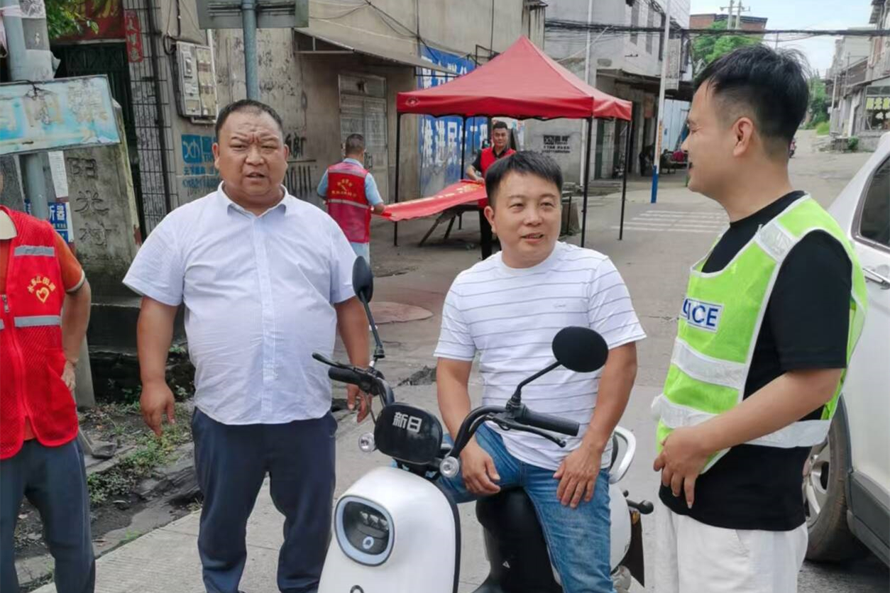 亮剑马路市场乱象 水东江街道还路于民保畅通