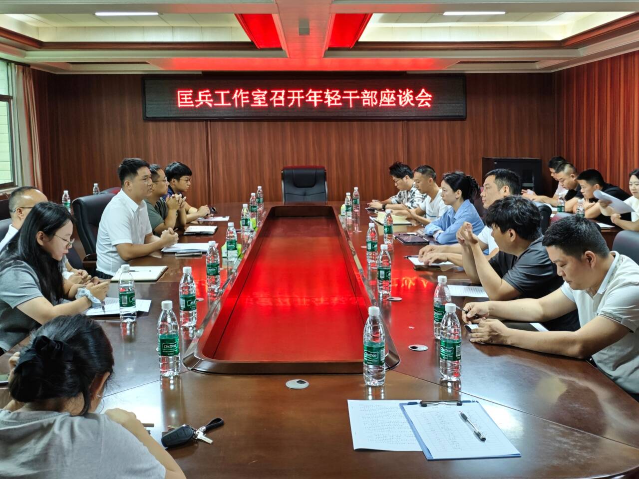夏塘镇依托匡兵工作室开展青年干部座谈会
