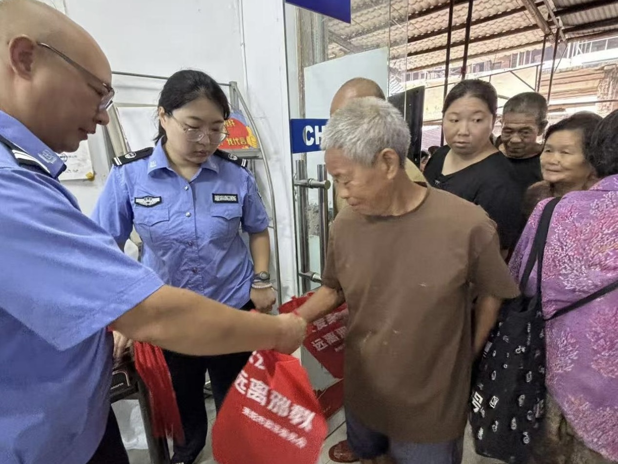 坛下乡：交警来“赶圩”  安全是主题
