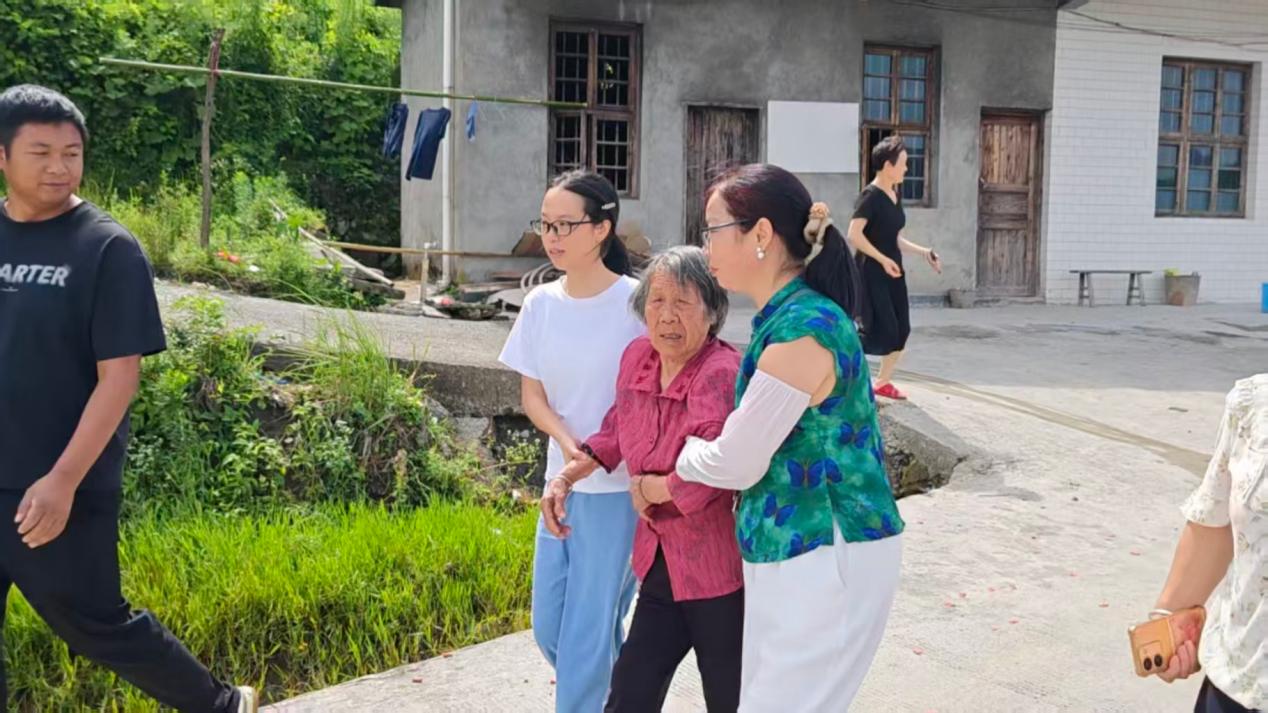 以练备战筑牢安全防线 亮源乡关王村开展地质灾害避险应急转移演练