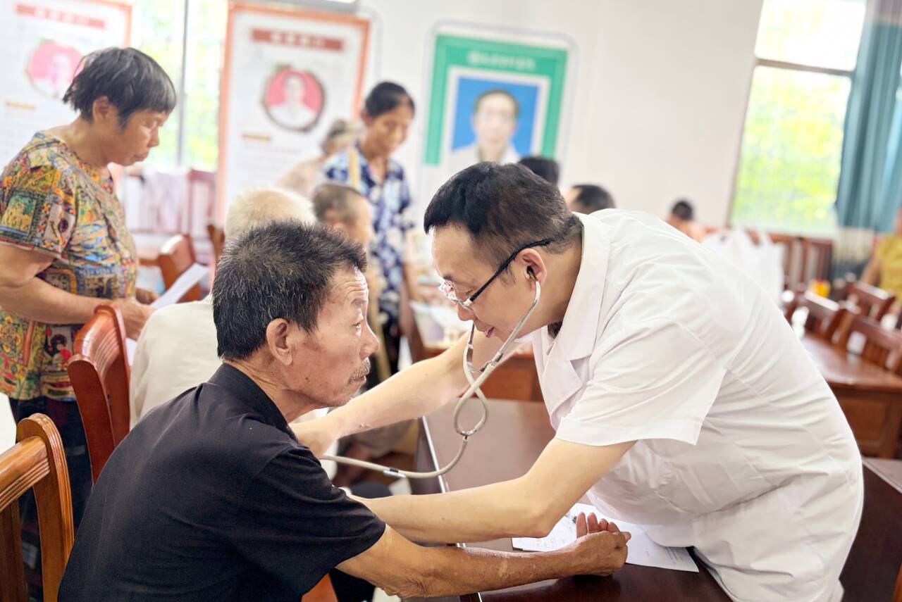 送医下乡暖人心 健康服务“零距离”