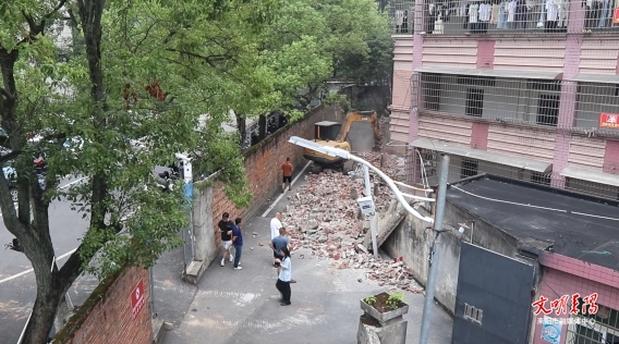 廿载“难题”今朝解  一校两区终“团圆”
