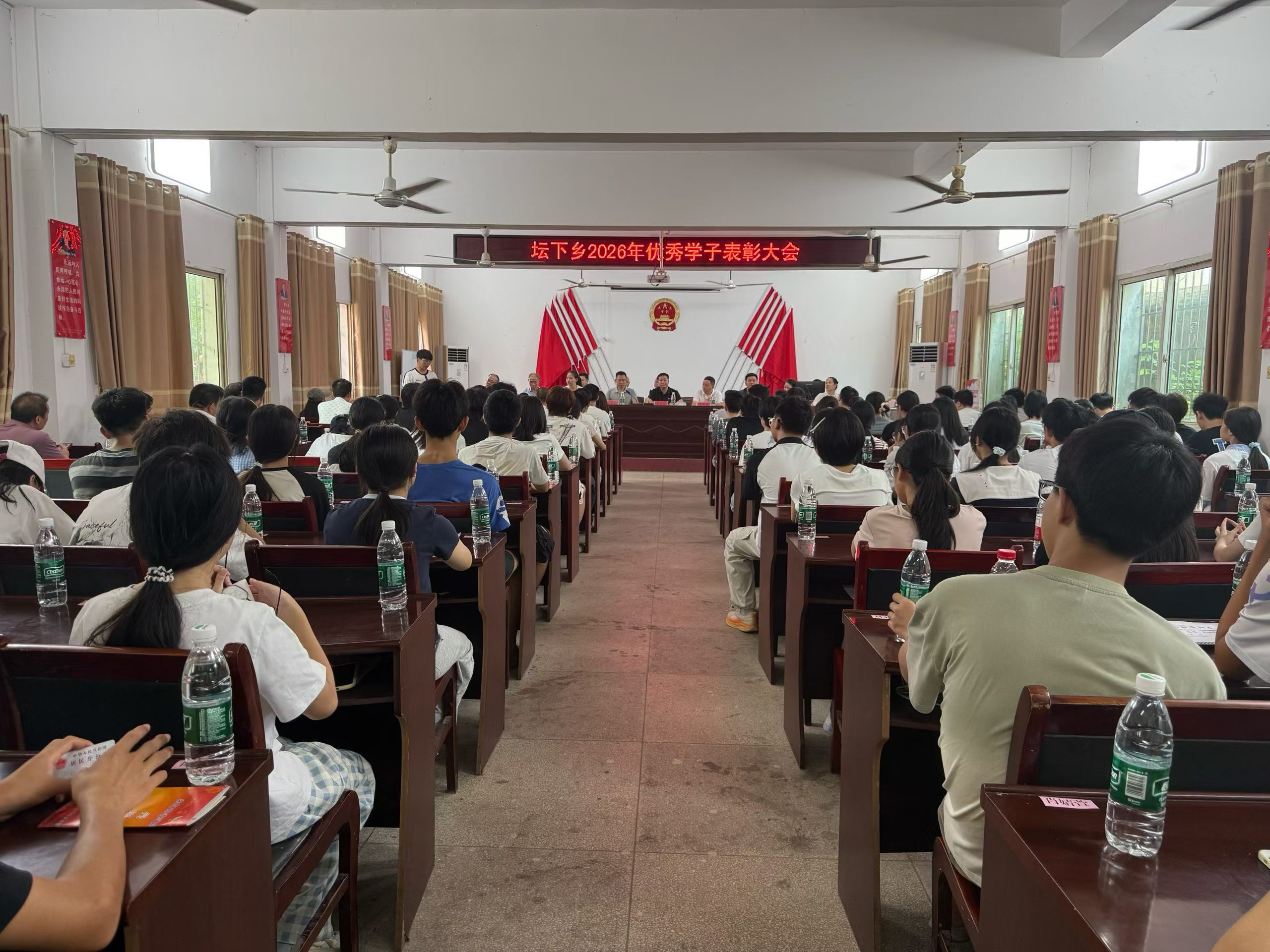 崇学重教热潮涌动！耒阳各地表扬优秀师生