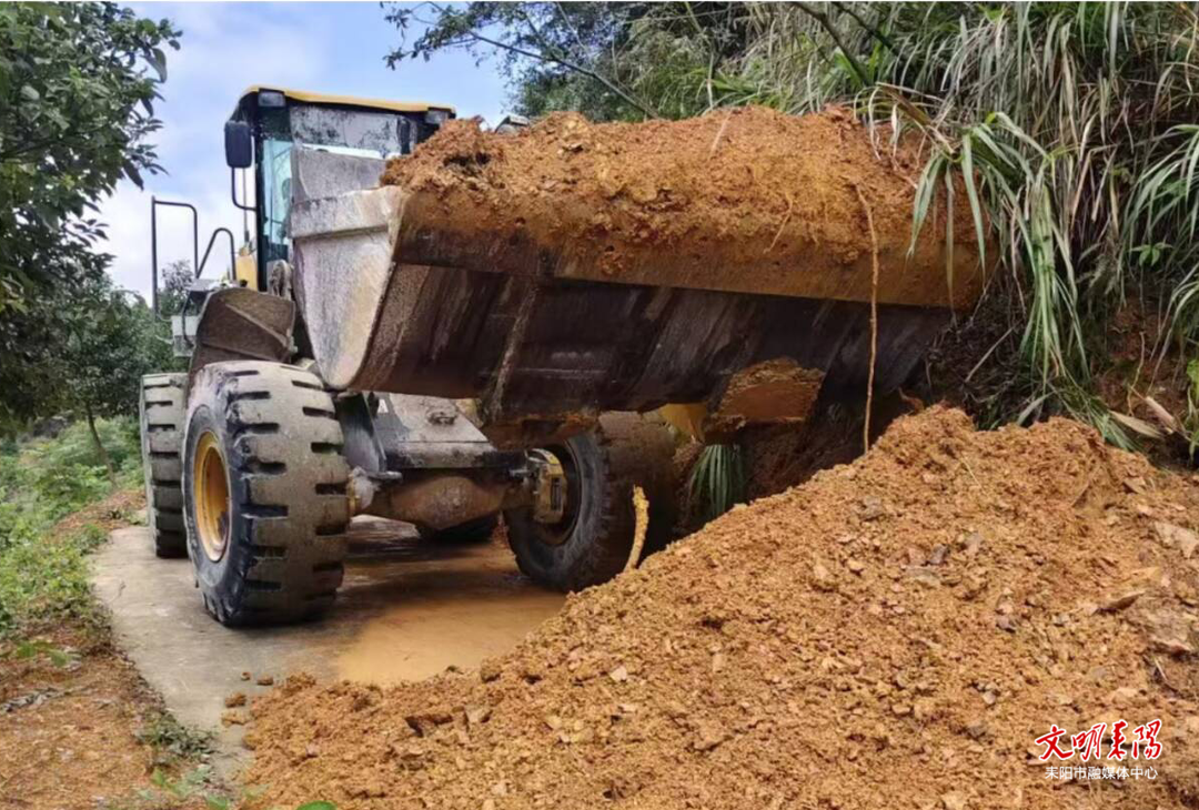 快速处置塌方险情！龙塘镇抢修道路保民安