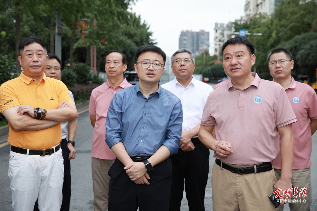 张润槐调研实验小学人行天桥建设工作