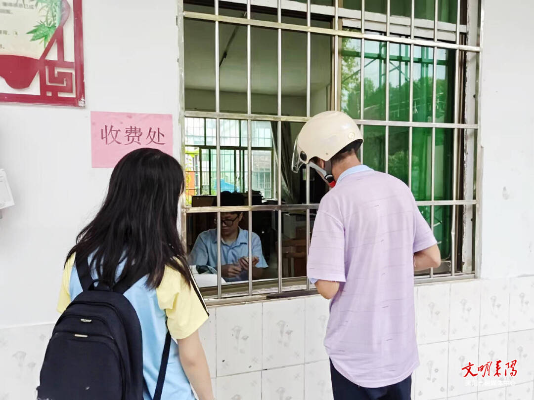 耒阳农商银行：开学缴费“码”上办 驻点服务“心”上暖