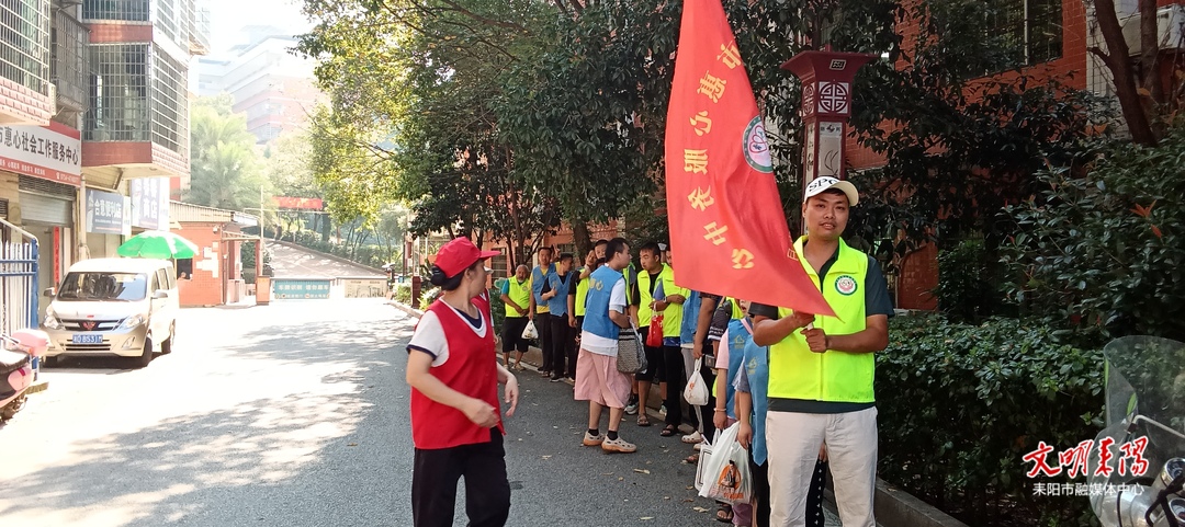 秋日暖阳下，这群“特殊”朋友的登山之旅，太治愈了！