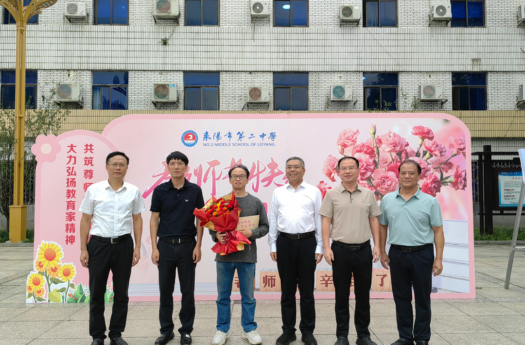 钟斌走访慰问优秀教师代表