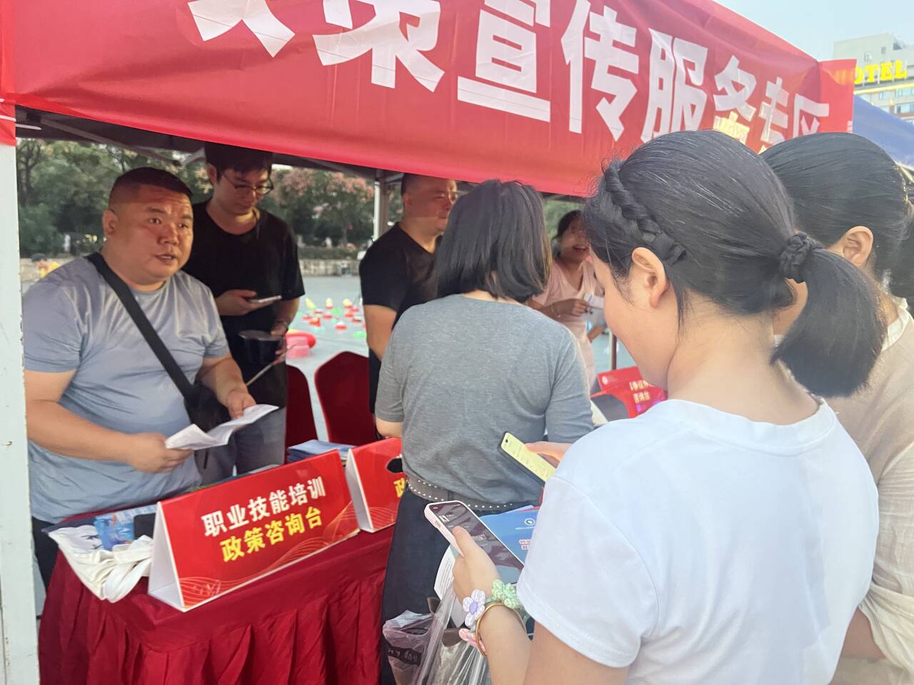 40余家企业携岗“职”达家门口！耒阳秋冬首场招聘会火热开锣