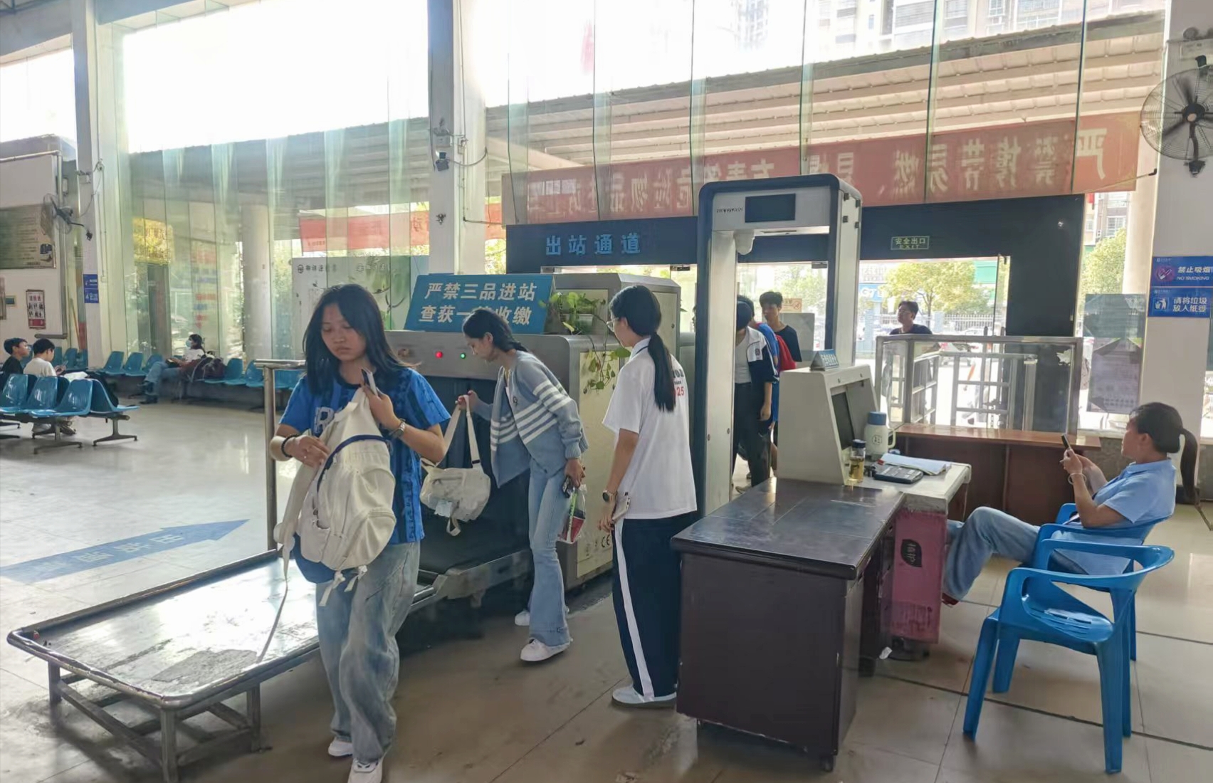 五里牌汽车站备足运力 迎战“十一”长假客流