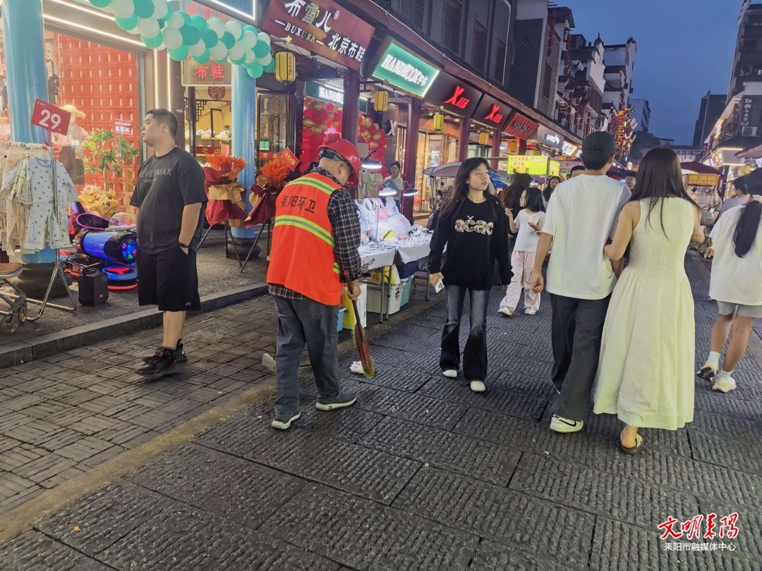 橙装在岗护佳节 精细保洁净耒阳