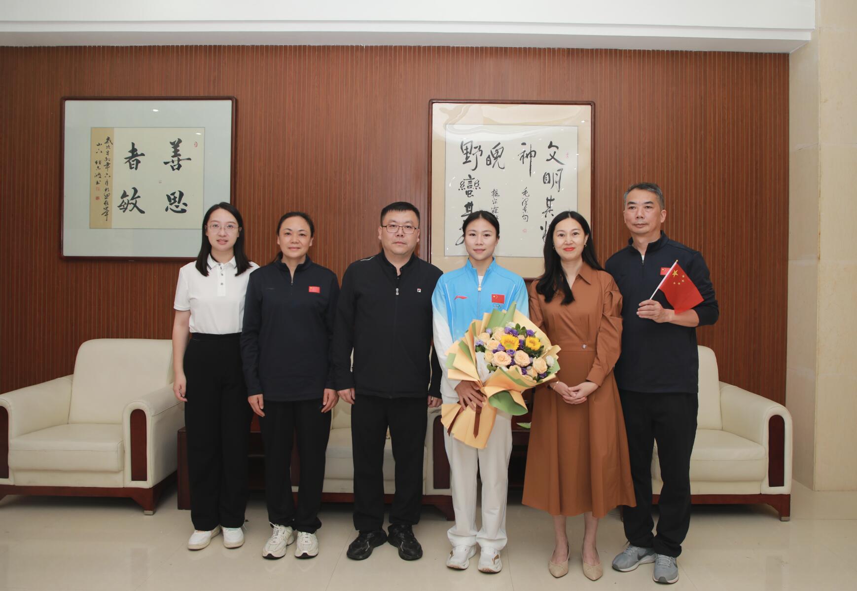 陈昌义看望慰问攀岩世界冠军邓丽娟