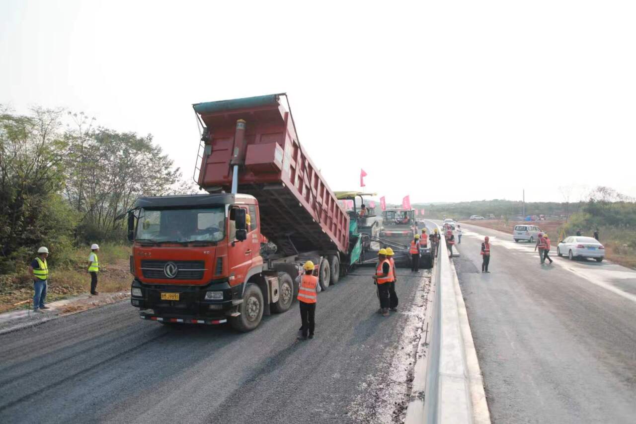 G107耒阳绕城公路沥青面层首件开铺