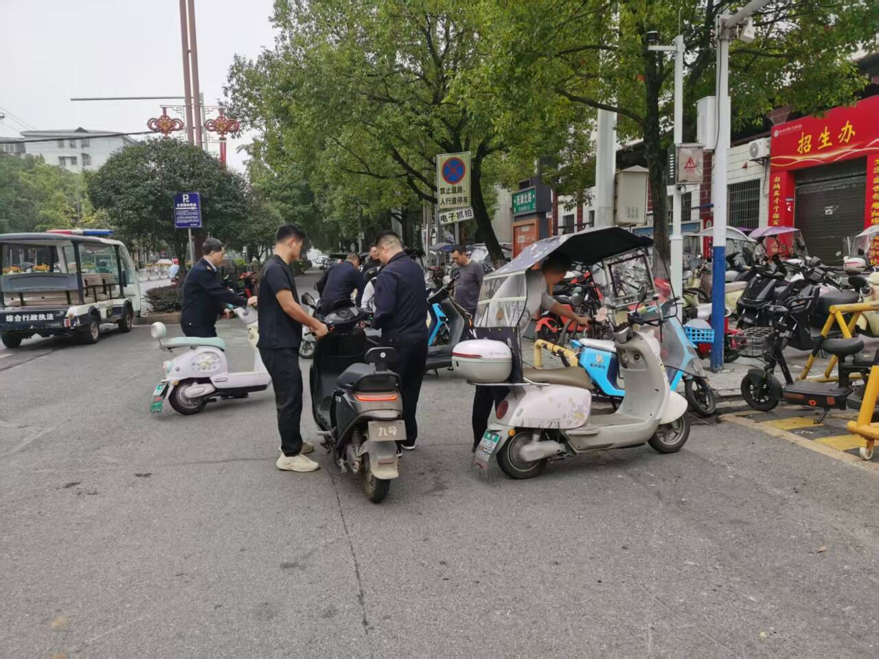 “疏堵结合”抓整治  校园周边有“颜”更有“序”