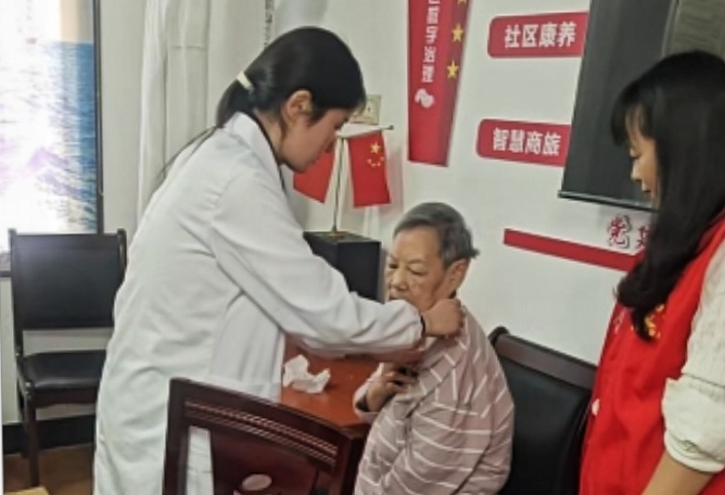 【简讯】健康讲座进社区 义诊服务暖民心