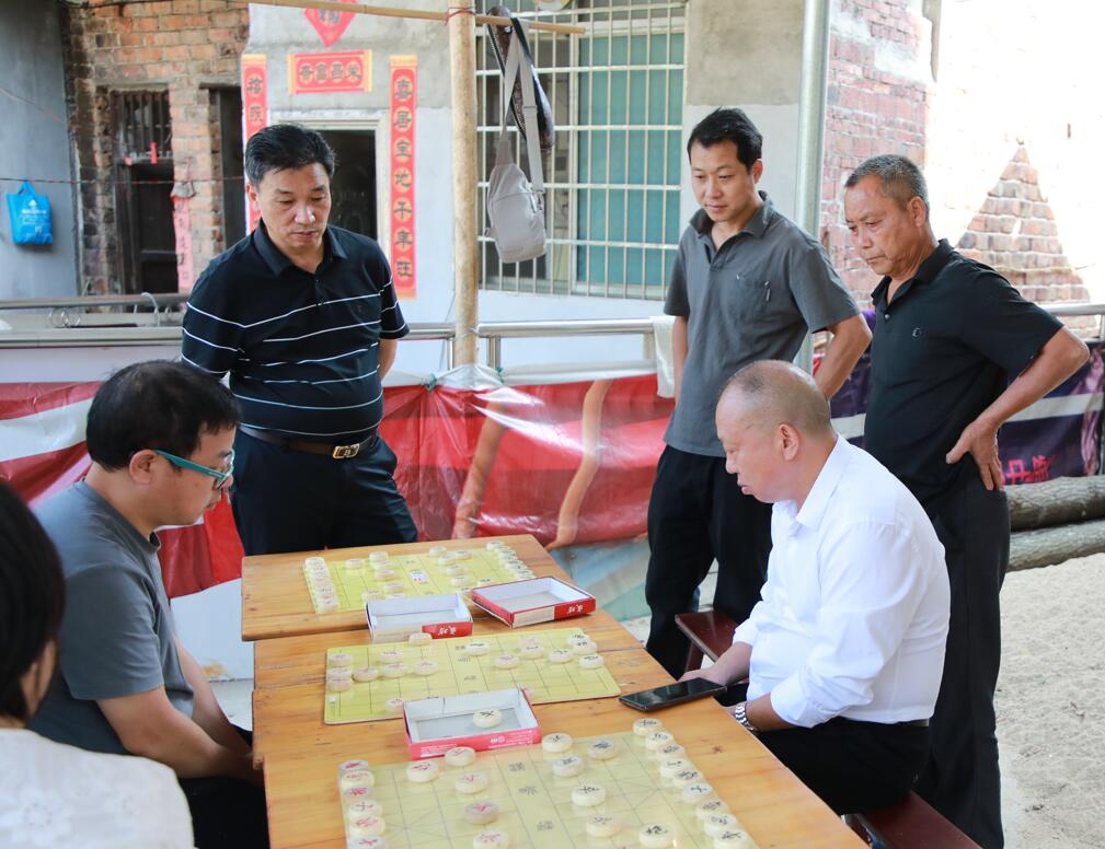 登高赏景乐银龄 欢歌对弈展风采